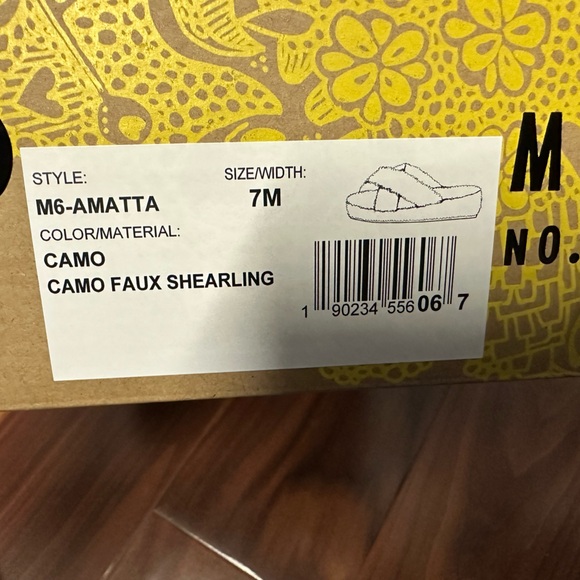 Camo fuzzy slippers size 7 - Picture 2 of 4